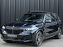 BMW X5 XDRIVE 50e | M-SPORT PRO | PANORAMADAK | AMBIANCE INTEIRUER | ACTIVE CRUISE | ICONIC GLOW | CARBON BLACK | COMFORT ACCESS | COMFORT SEATS | SHADOW LINE | PANO | LUCHTVERING | 360 CAMERA | HEAD-UP | STUUR- EN STOELVERWARMING | HARMAN/KARDON