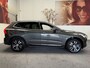 Volvo XC60 2.0 T8 TWIN ENGINE MOMENTUM PRO PANORAMADAK LEDER 360 CAMERA PANORAMA SCHUIF/KANTELDAK APPLE CARPLAY/ANDROID RIJSTROOKSENSOREN DODEHOEKSENSOREN KEYLESS GO ZEER MOOI !!!