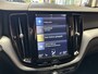 Volvo XC60 2.0 T8 TWIN ENGINE MOMENTUM PRO PANORAMADAK LEDER 360 CAMERA PANORAMA SCHUIF/KANTELDAK APPLE CARPLAY/ANDROID RIJSTROOKSENSOREN DODEHOEKSENSOREN KEYLESS GO ZEER MOOI !!! Brgl