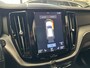 Volvo XC60 2.0 T8 TWIN ENGINE MOMENTUM PRO PANORAMADAK LEDER 360 CAMERA PANORAMA SCHUIF/KANTELDAK APPLE CARPLAY/ANDROID RIJSTROOKSENSOREN DODEHOEKSENSOREN KEYLESS GO ZEER MOOI !!! Brgl
