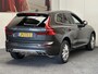 Volvo XC60 2.0 T8 TWIN ENGINE MOMENTUM PRO PANORAMADAK LEDER 360 CAMERA PANORAMA SCHUIF/KANTELDAK APPLE CARPLAY/ANDROID RIJSTROOKSENSOREN DODEHOEKSENSOREN KEYLESS GO ZEER MOOI !!! Brgl