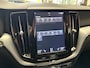 Volvo XC60 2.0 T8 TWIN ENGINE MOMENTUM PRO PANORAMADAK LEDER 360 CAMERA PANORAMA SCHUIF/KANTELDAK APPLE CARPLAY/ANDROID RIJSTROOKSENSOREN DODEHOEKSENSOREN KEYLESS GO ZEER MOOI !!! Brgl