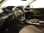Peugeot e-208 EV Allure 50 kWh - SOH 93%! - ORIGINEEL NEDERLANDSE AUTO - APPLE CARPLAY/ANDROID AUTO - CRUISE CONTROL - BLUETOOTH TELEFOONVOORBEREIDING - KEYLESS ENTRY/START - HALF LEDEREN BEKLEDING - STOELVERWARMING