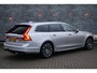 Volvo V90 2.0 T4 Momentum Pro | Trekhaak | Panoramadak | Lederen bekleding | Adaptive cruise control | Standkachel | Stoel- en stuurwielverwarming | Actieve LED koplampen | Elektrische stoelverstelling | Achteruitrijcamera | Parkeersensoren voor + achter | DAB+ radio | Dode hoek detectie BLIS |