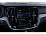 Volvo V60 Cross Country 2.0 B5 AWD Ultimate | Bowers & Wilkins audio | Voorstoelen met massagefunctie | 20" | Stoel-/Stuurverwarming | Trekhaak | Gelamineerd glas | 360 Camera | Standkachel | Keyless Entry | Dodehoekdetectie | Google | Volvo On Call | Carplay |