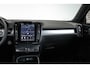 Volvo XC40 B4 Plus Dark | Verwarmde Voorstoelen+Stuurwiel | Verwarmde voorruit | Semi-Elektrische Trekhaak | Harman Kardon Premium Audio | Apple Carplay / Android Auto | Elektrisch bedienbare voorstoelen | Google infotaiment