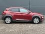 Hyundai Kona Electric EV Fashion Design 64 kWh / Eerste Eigenaar / Dealer Onderhouden / Trekhaak / SOH 100% / Head-Up Display / Adaptive Cruise / Stoel Verwarming / Achteruitrij Camera / Keyless /