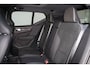 Volvo XC40 B3 Ultra Black Edition - Panorama/schuifdak - IntelliSafe Assist & Surround - 360º Camera - Harman/Kardon audio - LED Pixel koplampen - Verwarmde voorstoelen & stuur - Parkeersensoren voor & achter - Elektr. bedienb. voorstoelen met geheugen links - Draadloze tel. lader - Extra getint glas - Semi elektr. inklapbare trekhaak - 20' LMV