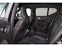 Volvo XC40 B3 Ultra Black Edition - Panorama/schuifdak - IntelliSafe Assist & Surround - 360º Camera - Harman/Kardon audio - LED Pixel koplampen - Verwarmde voorstoelen & stuur - Parkeersensoren voor & achter - Elektr. bedienb. voorstoelen met geheugen links - Draadloze tel. lader - Extra getint glas - Semi elektr. inklapbare trekhaak - 20' LMV