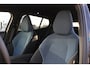 Volvo EX30 Single Motor Extended Range Plus Black Edition | Stuurwiel/Stoelen voor verwarmbaar | 20" Zwarte velgen |  Elektrisch verstelbare stoelen met memory functie | Adaptieve Cruise Control | Harman Kardon Soundbar | Keyless entry | 19'' Lichtmetalen velgen | Extra getint glas achter | Dak in contrasterende kleur