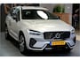 Volvo XC60 2.0 B5 MHEV 195kW/265pk Aut8 Plus Dark GOOGLE DASH&SERVICES + HIGH PERF AUDIO + PILOT ASSIST + HEAD-UP DISPLAY + ADAPT.CRUISE + STANDKACHEL + STOELVERWARMING V&A + BLIS + LANE ASSIST + STUURVERWARMING + ON-CALL + EL.TREKHAAK + PARKSENSOREN + 20" LM-VELGEN