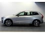 Volvo XC60 2.0 B5 MHEV 195kW/265pk Aut8 Plus Dark GOOGLE DASH&SERVICES + HIGH PERF AUDIO + PILOT ASSIST + HEAD-UP DISPLAY + ADAPT.CRUISE + STANDKACHEL + STOELVERWARMING V&A + BLIS + LANE ASSIST + STUURVERWARMING + ON-CALL + EL.TREKHAAK + PARKSENSOREN + 20" LM-VELGEN