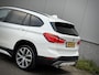 BMW X1 sDrive20i Centennial High Executive Origin. NL | Camera | HUD | Adaptive Cruise | Stoel & Stuurverwarming | Trekhaak afneembaar | Elektrische Lederen Sportstoelen met Memory | Dealer O.H.