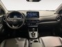 Hyundai Kona 1.6 GDI HEV Premium | Apple Carplay / Android Auto | Elektrisch Verstelbare Voorstoelen | Stoelverwarming + Stoelkoeling | Stuurverwarming | Licht + Regensensor | Cruise Control Adaptief | Parkeersensoren Voor + Achter | Rijstrooksensor + Correctie | 18"Lichtmetalen Velgen