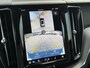Volvo XC60 T6 Plug-in hybrid AWD Plus Dark | Panoramadak met Schuif-/Kanteldak | Semi- Elektrische Trekhaak | Verwarmde Voorstoelen, Stuurwiel en Achterbank | 360-Camera | Adaptieve Cruise Control | Draadloze Telefoonlader