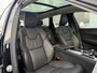 Volvo XC60 T6 Plug-in hybrid AWD Plus Dark | Panoramadak met Schuif-/Kanteldak | Semi- Elektrische Trekhaak | Verwarmde Voorstoelen, Stuurwiel en Achterbank | 360-Camera | Adaptieve Cruise Control | Draadloze Telefoonlader