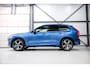 Volvo XC60 2.0 B4 R-Design | HUD | Panorama | Bursting Blue | Harman Kardon | 21 inch | Leder | Stoel en stuurwiel verwarming | ACC | Rijklaarprijs |