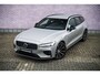 Volvo V60 2.0 T6 Plug-in hybrid AWD Plus Dark | Trekhaak | Harman Kardon | 360º Camera | Verwarmbare voorruit | Stoel- / Stuurverwarming Voor + Achter | Adaptive Cruise | BLIS | Verwarmbare voorruit | Power seats