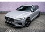 Volvo V60 2.0 T6 Plug-in hybrid AWD Plus Dark | Trekhaak | Harman Kardon | 360º Camera | Verwarmbare voorruit | Stoel- / Stuurverwarming Voor + Achter | Adaptive Cruise | BLIS | Verwarmbare voorruit | Power seats