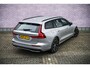Volvo V60 2.0 T6 Plug-in hybrid AWD Plus Dark | Trekhaak | Harman Kardon | 360º Camera | Verwarmbare voorruit | Stoel- / Stuurverwarming Voor + Achter | Adaptive Cruise | BLIS | Verwarmbare voorruit | Power seats
