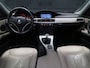 BMW 3-Serie 320i High Executive [PDC V+A, VOL LEDER, BLUETOOTH, CRUISE CONTROL, NAVIGATIE, CLIMATE CONTROL, NIEUWSTAAT]