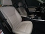 BMW 3-Serie 320i High Executive [PDC V+A, VOL LEDER, BLUETOOTH, CRUISE CONTROL, NAVIGATIE, CLIMATE CONTROL, NIEUWSTAAT]
