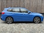 BMW X1 xDrive25e M-sport Automaat | Panoramadak | Leren bekleding | Stoelverwarming | LED verlichting | Climate & cruise control | Misano Blauw metallic | Harman/Kardon HiFi | Parkeersensoren voor en achter | Achteruitrijcamera