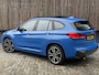 BMW X1 xDrive25e M-sport Automaat | Panoramadak | Leren bekleding | Stoelverwarming | LED verlichting | Climate & cruise control | Misano Blauw metallic | Harman/Kardon HiFi | Parkeersensoren voor en achter | Achteruitrijcamera