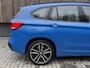 BMW X1 xDrive25e M-sport Automaat | Panoramadak | Leren bekleding | Stoelverwarming | LED verlichting | Climate & cruise control | Misano Blauw metallic | Harman/Kardon HiFi | Parkeersensoren voor en achter | Achteruitrijcamera