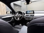 BMW X1 xDrive25e M-sport Automaat | Panoramadak | Leren bekleding | Stoelverwarming | LED verlichting | Climate & cruise control | Misano Blauw metallic | Harman/Kardon HiFi | Parkeersensoren voor en achter | Achteruitrijcamera
