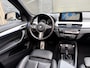 BMW X1 xDrive25e M-sport Automaat | Panoramadak | Leren bekleding | Stoelverwarming | LED verlichting | Climate & cruise control | Misano Blauw metallic | Harman/Kardon HiFi | Parkeersensoren voor en achter | Achteruitrijcamera