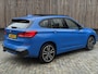 BMW X1 xDrive25e M-sport Automaat | Panoramadak | Leren bekleding | Stoelverwarming | LED verlichting | Climate & cruise control | Misano Blauw metallic | Harman/Kardon HiFi | Parkeersensoren voor en achter | Achteruitrijcamera