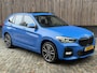 BMW X1 xDrive25e M-sport Automaat | Panoramadak | Leren bekleding | Stoelverwarming | LED verlichting | Climate & cruise control | Misano Blauw metallic | Harman/Kardon HiFi | Parkeersensoren voor en achter | Achteruitrijcamera