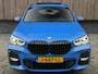 BMW X1 xDrive25e M-sport Automaat | Panoramadak | Leren bekleding | Stoelverwarming | LED verlichting | Climate & cruise control | Misano Blauw metallic | Harman/Kardon HiFi | Parkeersensoren voor en achter | Achteruitrijcamera