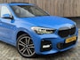 BMW X1 xDrive25e M-sport Automaat | Panoramadak | Leren bekleding | Stoelverwarming | LED verlichting | Climate & cruise control | Misano Blauw metallic | Harman/Kardon HiFi | Parkeersensoren voor en achter | Achteruitrijcamera