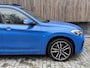 BMW X1 xDrive25e M-sport Automaat | Panoramadak | Leren bekleding | Stoelverwarming | LED verlichting | Climate & cruise control | Misano Blauw metallic | Harman/Kardon HiFi | Parkeersensoren voor en achter | Achteruitrijcamera