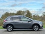 Peugeot 2008 1.2 PureTech 110pk Allure - Gris Platinium - Panorama/Camera - Chique