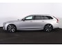 Volvo V90 T6 Recharge AWD Plus Dark - IntelliSafe Assist & Surround - 360º Camera - Harman/Kardon audio - Adaptieve LED koplampen - Verwarmde voorstoelen, stuur & achterbank - Parkeersensoren voor & achter - Elektr. bedienb. voorstoelen met geheugen - Extra getint glas - Elektr. inklapbare trekhaak - 19' LMV