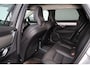 Volvo V90 T6 Recharge AWD Plus Dark - IntelliSafe Assist & Surround - 360º Camera - Harman/Kardon audio - Adaptieve LED koplampen - Verwarmde voorstoelen, stuur & achterbank - Parkeersensoren voor & achter - Elektr. bedienb. voorstoelen met geheugen - Extra getint glas - Elektr. inklapbare trekhaak - 19' LMV