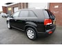 Kia Sorento 2.4 175PK X-TRA 7P 7STOELEN ORIGINEEL NEDERLANDS MET NIEUWE KOPPELING AIRCO PARKEERSENSOREN EXTRA GETINT GLAS LMV RADIO CD MP3 AUX USB 4X ELECTR.RAMEN/SPIEGELS