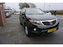 Kia Sorento 2.4 175PK X-TRA 7P 7STOELEN ORIGINEEL NEDERLANDS MET NIEUWE KOPPELING AIRCO PARKEERSENSOREN EXTRA GETINT GLAS LMV RADIO CD MP3 AUX USB 4X ELECTR.RAMEN/SPIEGELS