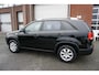 Kia Sorento 2.4 175PK X-TRA 7P 7STOELEN ORIGINEEL NEDERLANDS MET NIEUWE KOPPELING AIRCO PARKEERSENSOREN EXTRA GETINT GLAS LMV RADIO CD MP3 AUX USB 4X ELECTR.RAMEN/SPIEGELS