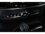 Volvo V90 T8 AWD R-Design | Navigatie | Parkeercamera | BLIS | Semi-Electrische Wegklapbare Trekhaak | Climate Control | Stoelverwarming | Stuurwielverwarming | Cruise Control | Dealeronderhouden