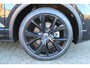 Volkswagen T-Roc 1.5 TSI 150pk R-Line DSG AUTOMAAT / Navigatie / LM 19 inch / Lederen bekleding / Digital Cockpit Pro / AFN.Trekhaak UNIEKE KILOMETERSTAND!!