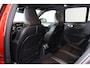 Volvo XC40 T4 Recharge R-Design - Panorama/schuifdak - IntelliSafe Assist - Harman/Kardon audio - Parkeercamera achter - Draadloze tel. oplader - Parkeersensoren voor & achter - Adaptieve LED koplampen - Apple Carplay & Android Auto - Verwarmde voorstoelen & stuur - Standkachel - Extra getint glas - 19' LMV