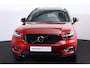 Volvo XC40 T4 Recharge R-Design - Panorama/schuifdak - IntelliSafe Assist - Harman/Kardon audio - Parkeercamera achter - Draadloze tel. oplader - Parkeersensoren voor & achter - Adaptieve LED koplampen - Apple Carplay & Android Auto - Verwarmde voorstoelen & stuur - Standkachel - Extra getint glas - 19' LMV