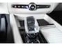 Volvo XC60 T6 Plug-in hybrid AWD Plus Dark | Harman Kardon Premium Audio | Blond Lederen Bekleding | Nieuw Model | 20'' Lichtmetalen Velgen | Head-Up Display | Panoramadak | 360° Parkeercamera | Parkeersensoren voor + achter