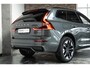Volvo XC60 T6 Plug-in hybrid AWD Plus Dark | Harman Kardon Premium Audio | Blond Lederen Bekleding | Nieuw Model | 20'' Lichtmetalen Velgen | Head-Up Display | Panoramadak | 360° Parkeercamera | Parkeersensoren voor + achter