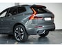 Volvo XC60 T6 Plug-in hybrid AWD Plus Dark | Harman Kardon Premium Audio | Blond Lederen Bekleding | Nieuw Model | 20'' Lichtmetalen Velgen | Head-Up Display | Panoramadak | 360° Parkeercamera | Parkeersensoren voor + achter