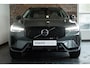 Volvo XC60 T6 Plug-in hybrid AWD Plus Dark | Harman Kardon Premium Audio | Blond Lederen Bekleding | Nieuw Model | 20'' Lichtmetalen Velgen | Head-Up Display | Panoramadak | 360° Parkeercamera | Parkeersensoren voor + achter